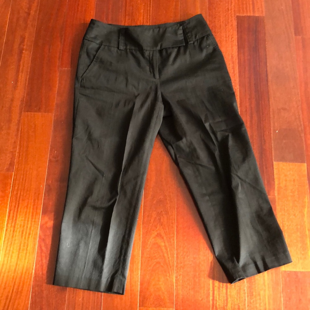 Women’s cropped Capri pants in black - size 2